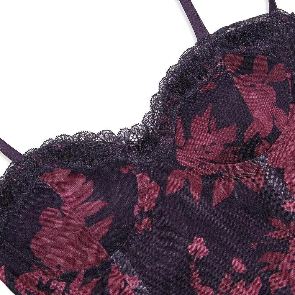 Modelo usando vestido largo floral Primrose Elegance.