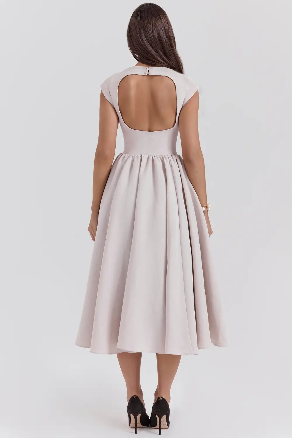 Vestido midi elegante
Vestido de fiesta midi
Vestido con abertura lateral
Vestido color beige
Vestido con tirantes finos
Moda femenina elegante
Vestido para eventos formales
Vestido de cóctel midi
Veliara
Veliaramx