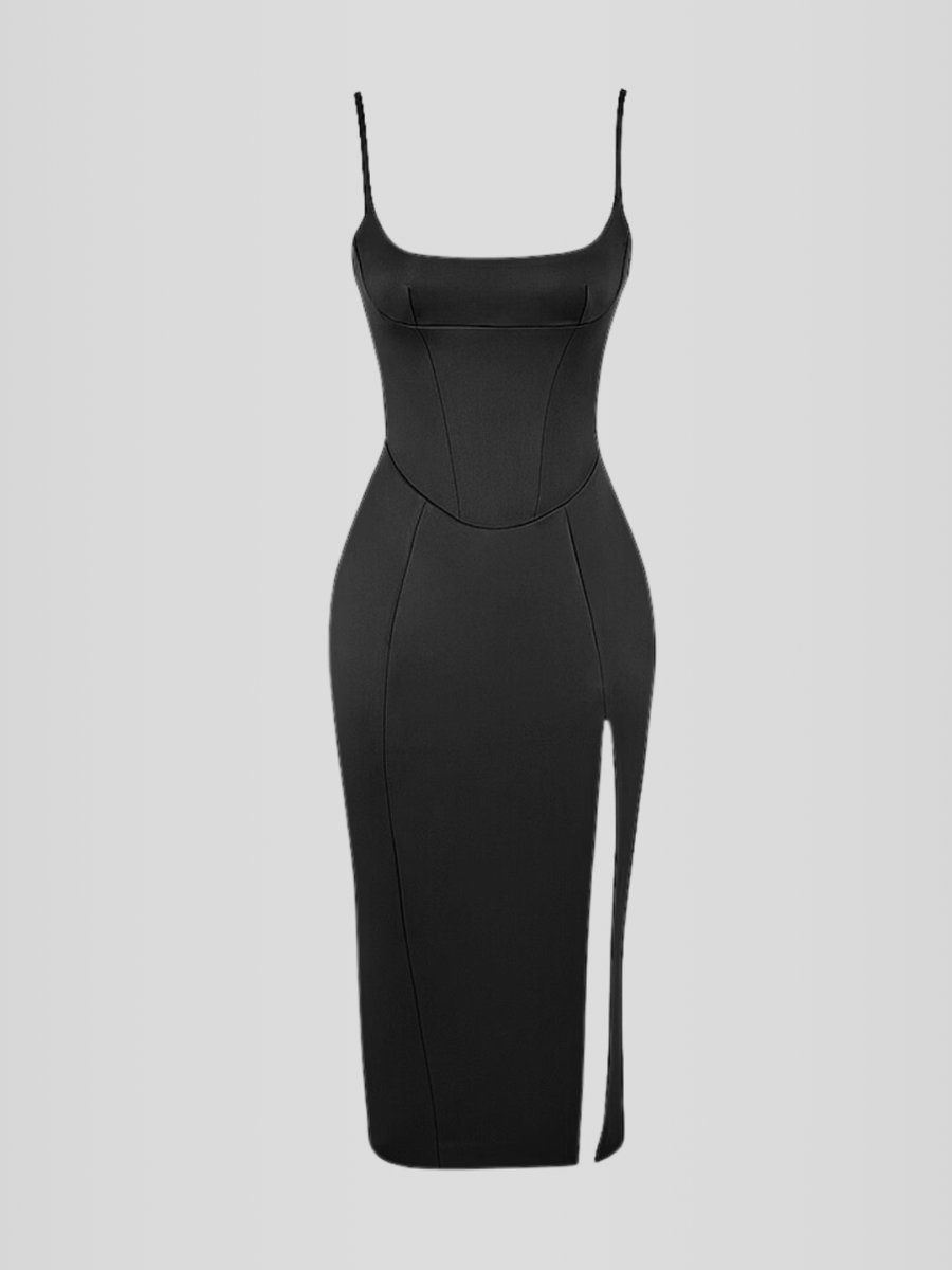 Modelo usando el vestido midi Lindsey de satén negro con tirantes finos, escote cuadrado y caída fluida. Diseño elegante y minimalista ideal para bodas o eventos especiales. Tejido con brillo sutil y ajuste que estiliza la silueta.
