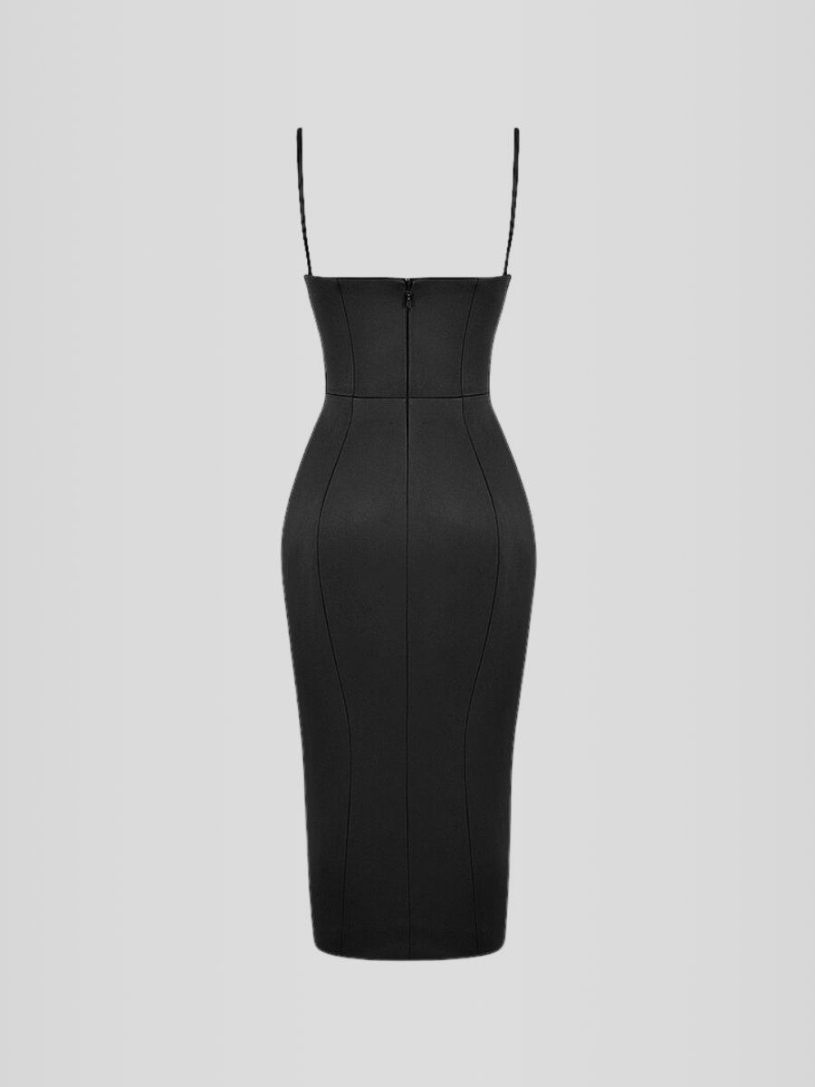 Modelo usando el vestido midi Lindsey de satén negro con tirantes finos, escote cuadrado y caída fluida. Diseño elegante y minimalista ideal para bodas o eventos especiales. Tejido con brillo sutil y ajuste que estiliza la silueta.