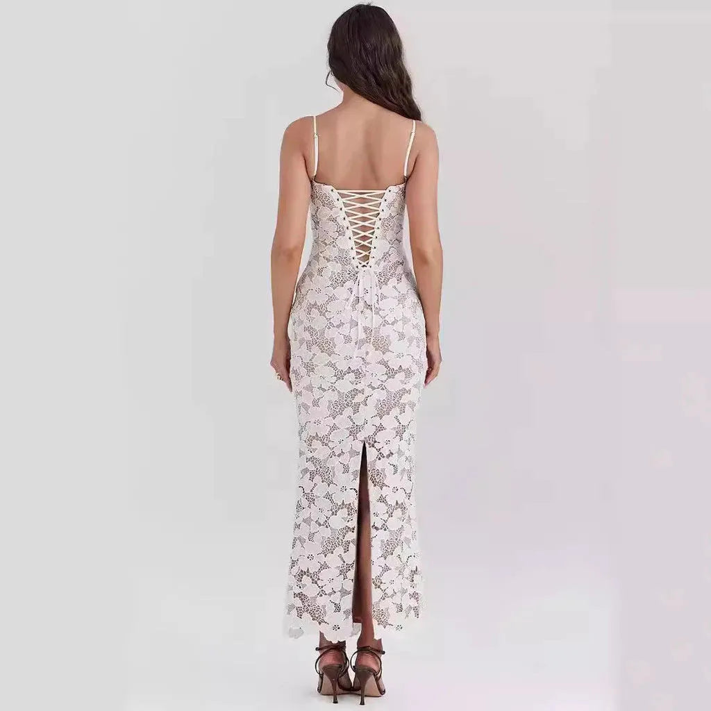 Modelo usando vestido de encaje blanco ajustado con escote corazón – Sophia