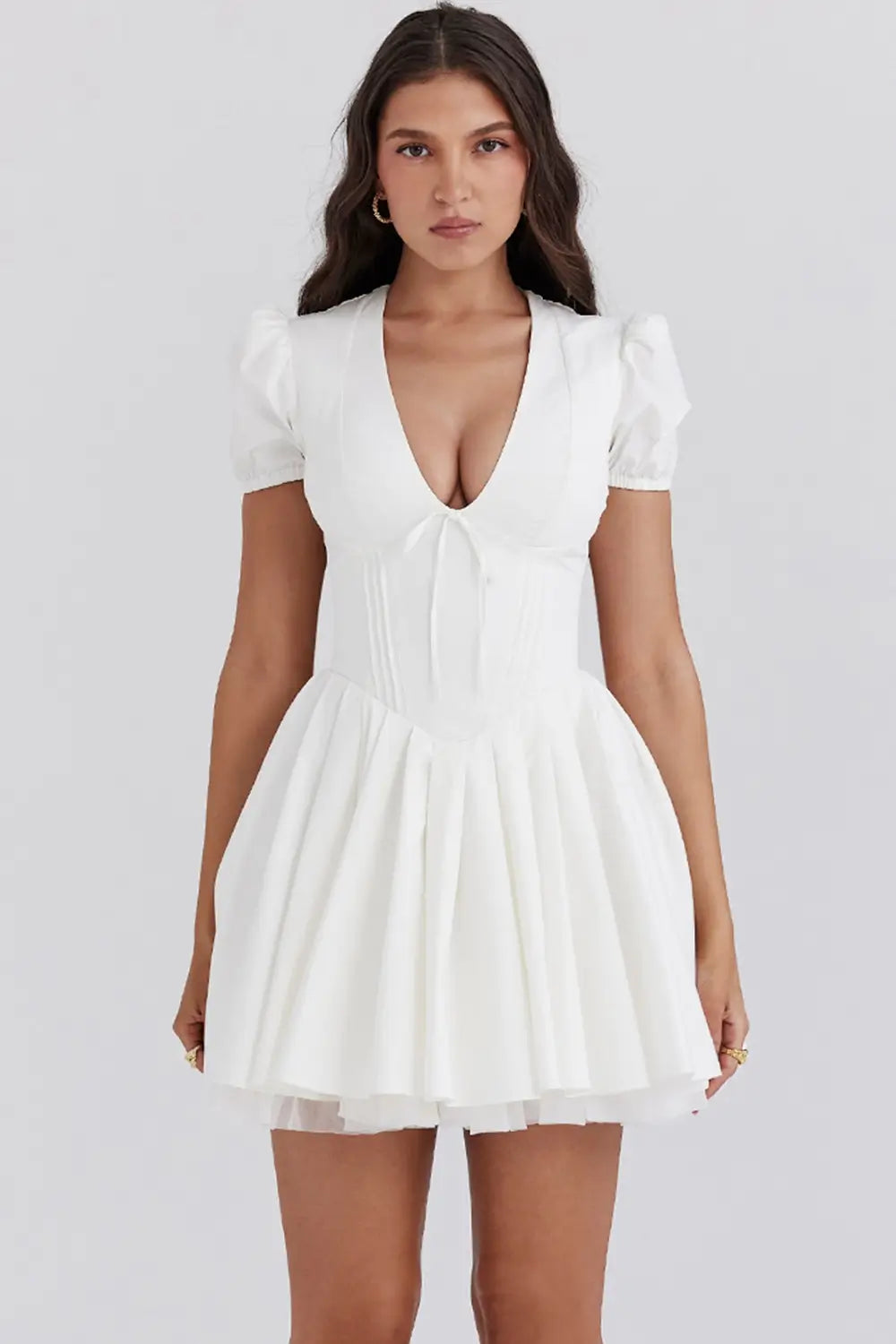 vestido mini floral, vestido plisado corto, vestido romántico, vestido floral primavera, vestido con mangas princesa, vestido estampado vintage, vestido corto elegante, vestido para brunch, vestido con vuelo, vestido floral para mujer joven, vestido veraniego, vestido fresco y femenino, vestido floral con falda con movimiento, vestido floral para sesión de fotos, vestido para paseo de fin de semana, vestido de flores estilo europeo, vestido cómodo para clima cálido, vestido con caída suave, vestido casual e