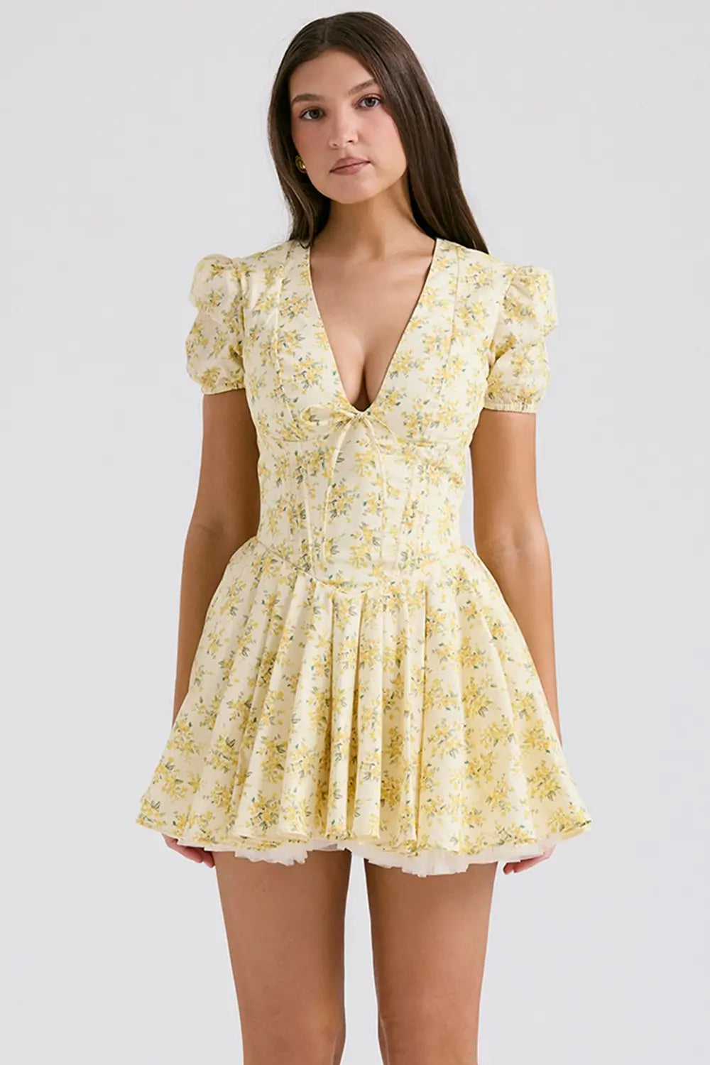 vestido mini floral, vestido plisado corto, vestido romántico, vestido floral primavera, vestido con mangas princesa, vestido estampado vintage, vestido corto elegante, vestido para brunch, vestido con vuelo, vestido floral para mujer joven, vestido veraniego, vestido fresco y femenino, vestido floral con falda con movimiento, vestido floral para sesión de fotos, vestido para paseo de fin de semana, vestido de flores estilo europeo, vestido cómodo para clima cálido, vestido con caída suave, vestido casual e