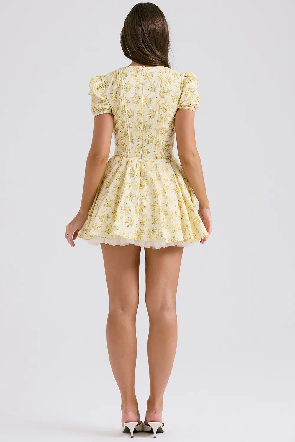 vestido mini floral, vestido plisado corto, vestido romántico, vestido floral primavera, vestido con mangas princesa, vestido estampado vintage, vestido corto elegante, vestido para brunch, vestido con vuelo, vestido floral para mujer joven, vestido veraniego, vestido fresco y femenino, vestido floral con falda con movimiento, vestido floral para sesión de fotos, vestido para paseo de fin de semana, vestido de flores estilo europeo, vestido cómodo para clima cálido, vestido con caída suave, vestido casual e