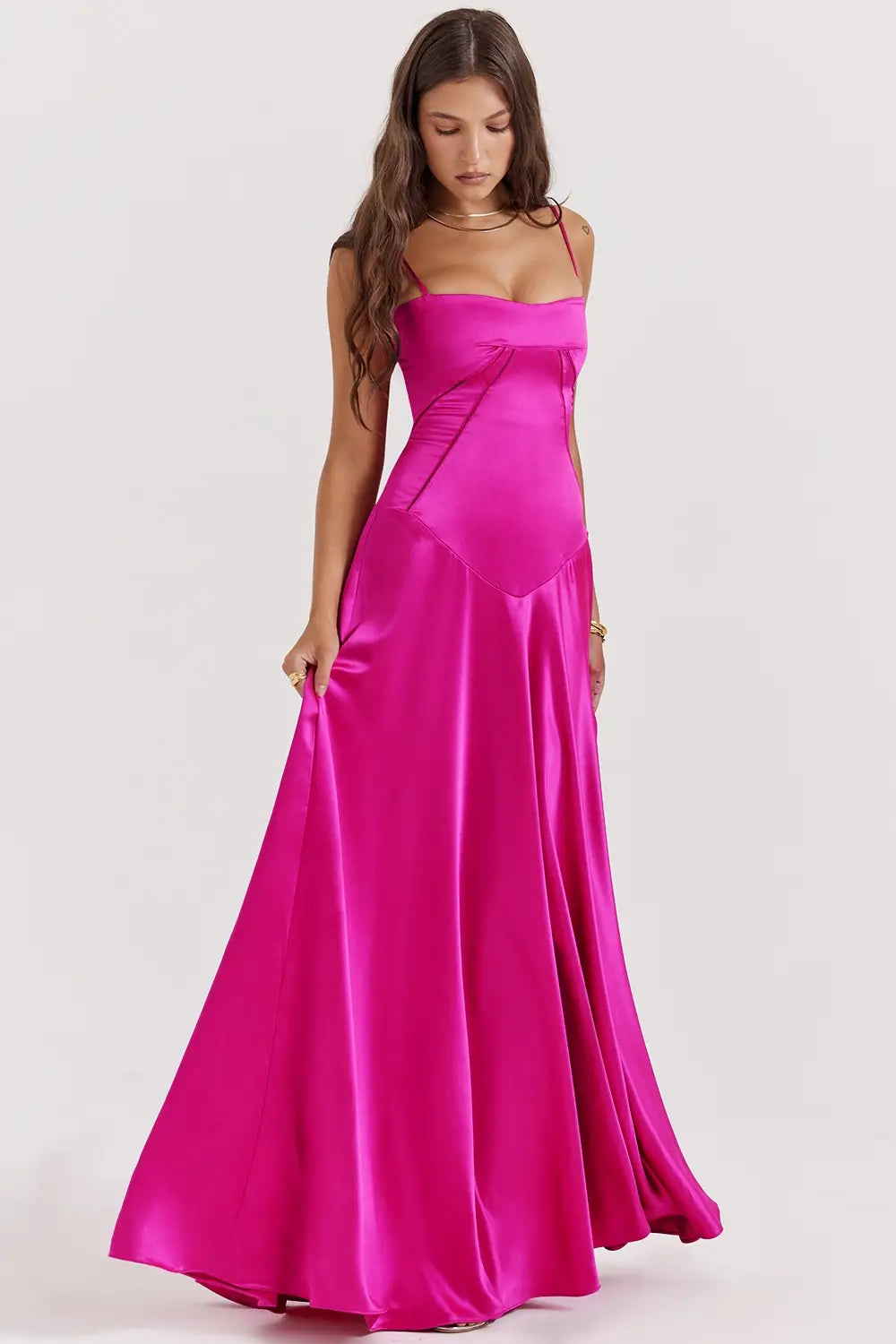 Vestido largo fucsia elegante para mujer con espalda descubierta y detalle de encaje delicado, ideal para bodas, fiestas formales, cenas especiales y eventos de noche. El modelo Mavie de Veliara está confeccionado en una tela de caída fluida que se adapta al cuerpo con suavidad, realzando la silueta sin apretar. Su escote recto y diseño sin tirantes ofrecen un look sofisticado y sensual, mientras que el encaje en la espalda añade un toque de romanticismo moderno.