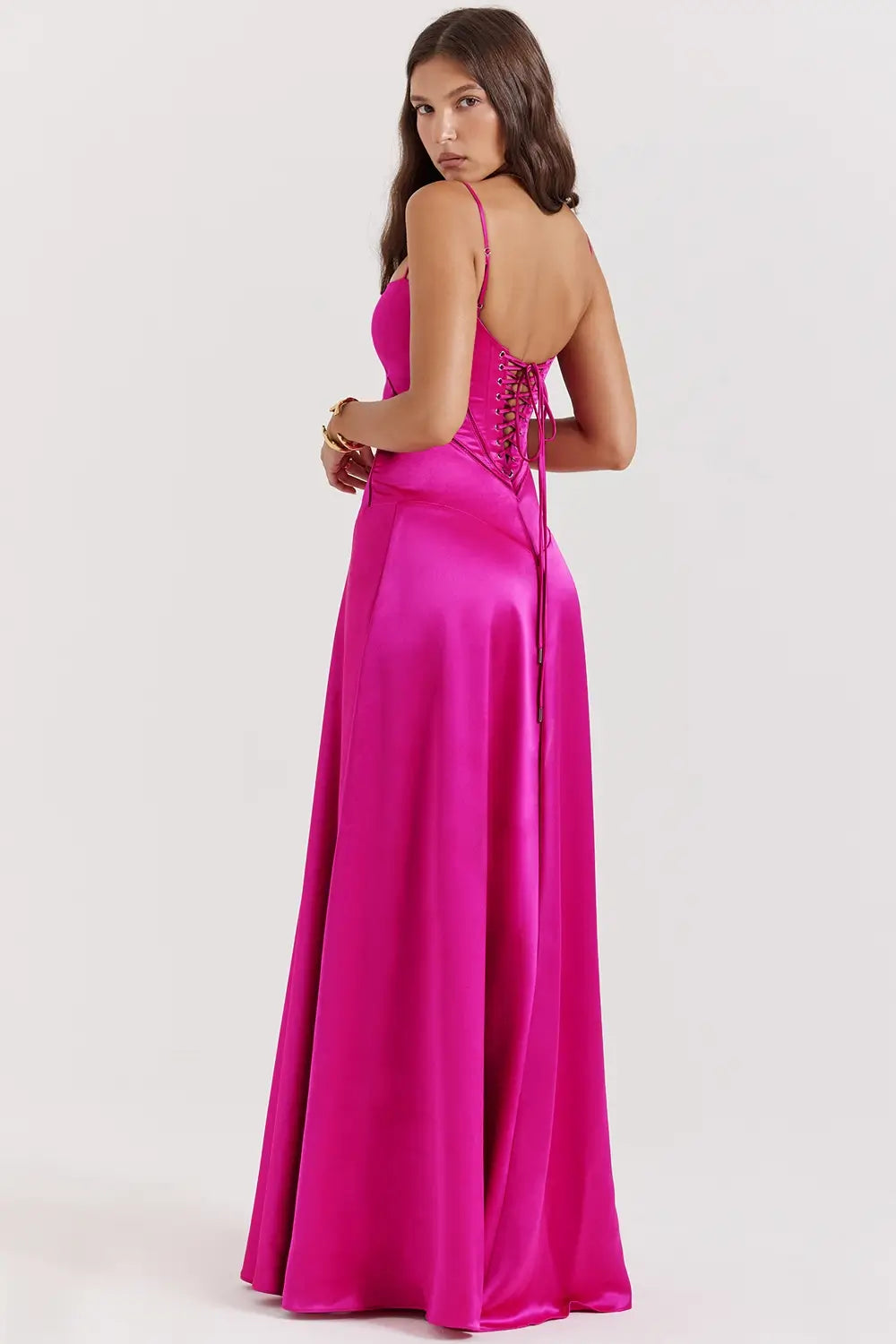 Vestido largo fucsia elegante para mujer con espalda descubierta y detalle de encaje delicado, ideal para bodas, fiestas formales, cenas especiales y eventos de noche. El modelo Mavie de Veliara está confeccionado en una tela de caída fluida que se adapta al cuerpo con suavidad, realzando la silueta sin apretar. Su escote recto y diseño sin tirantes ofrecen un look sofisticado y sensual, mientras que el encaje en la espalda añade un toque de romanticismo moderno.