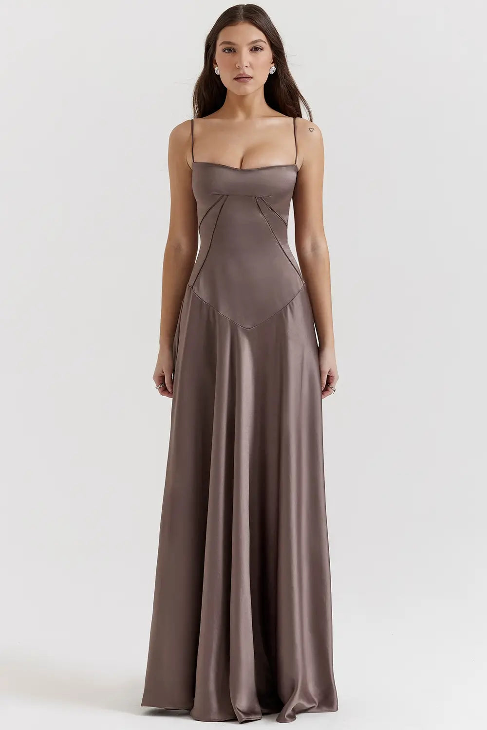 Vestido largo marron elegante para mujer con espalda descubierta y detalle de encaje delicado, ideal para bodas, fiestas formales, cenas especiales y eventos de noche. El modelo Mavie de Veliara está confeccionado en una tela de caída fluida que se adapta al cuerpo con suavidad, realzando la silueta sin apretar. Su escote recto y diseño sin tirantes ofrecen un look sofisticado y sensual, mientras que el encaje en la espalda añade un toque de romanticismo moderno.