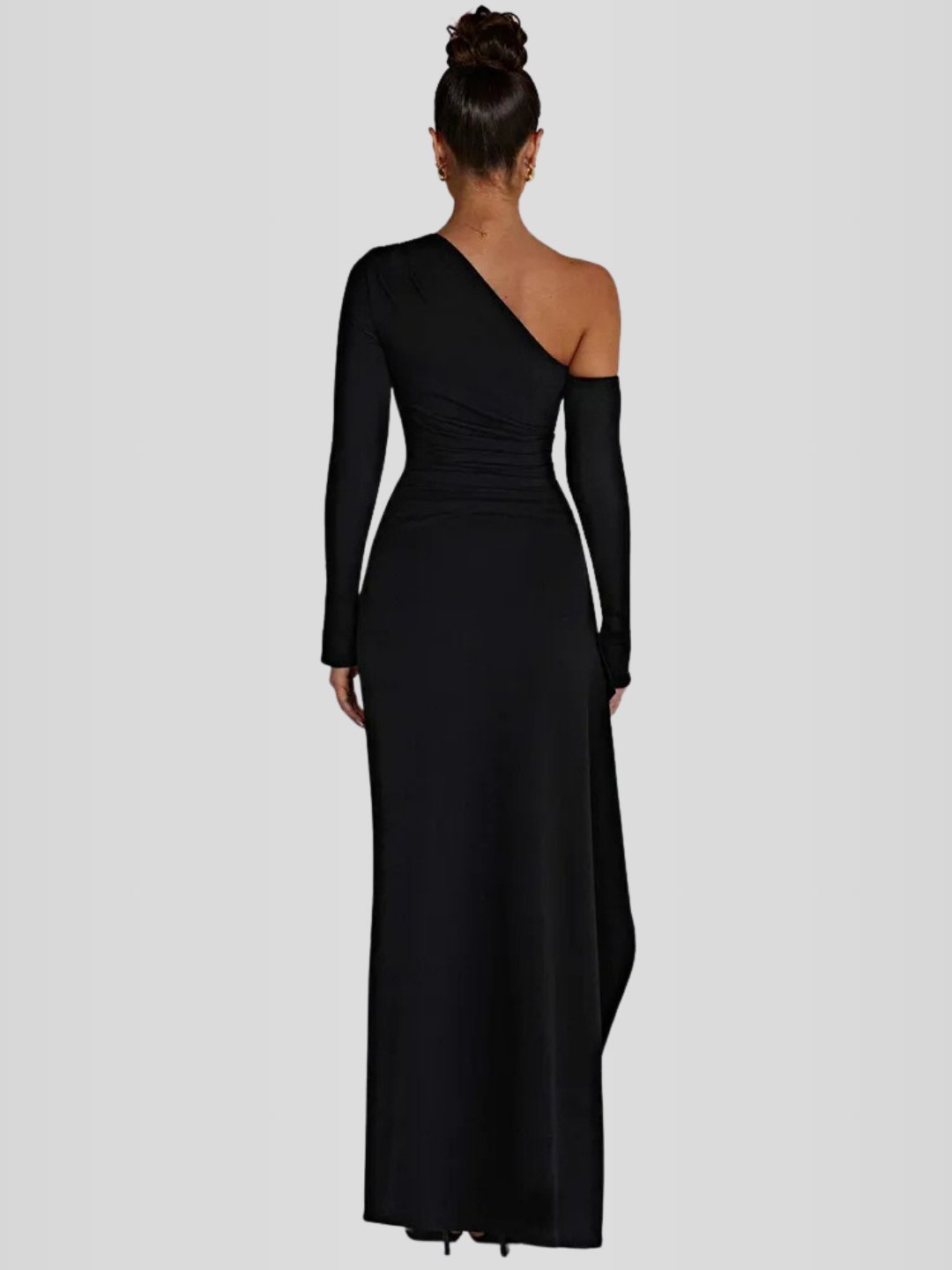 Modelo usando vestido largo negro de noche con manga larga, escote recto y corte ajustado tipo sirena. Elegancia atemporal para eventos especiales.