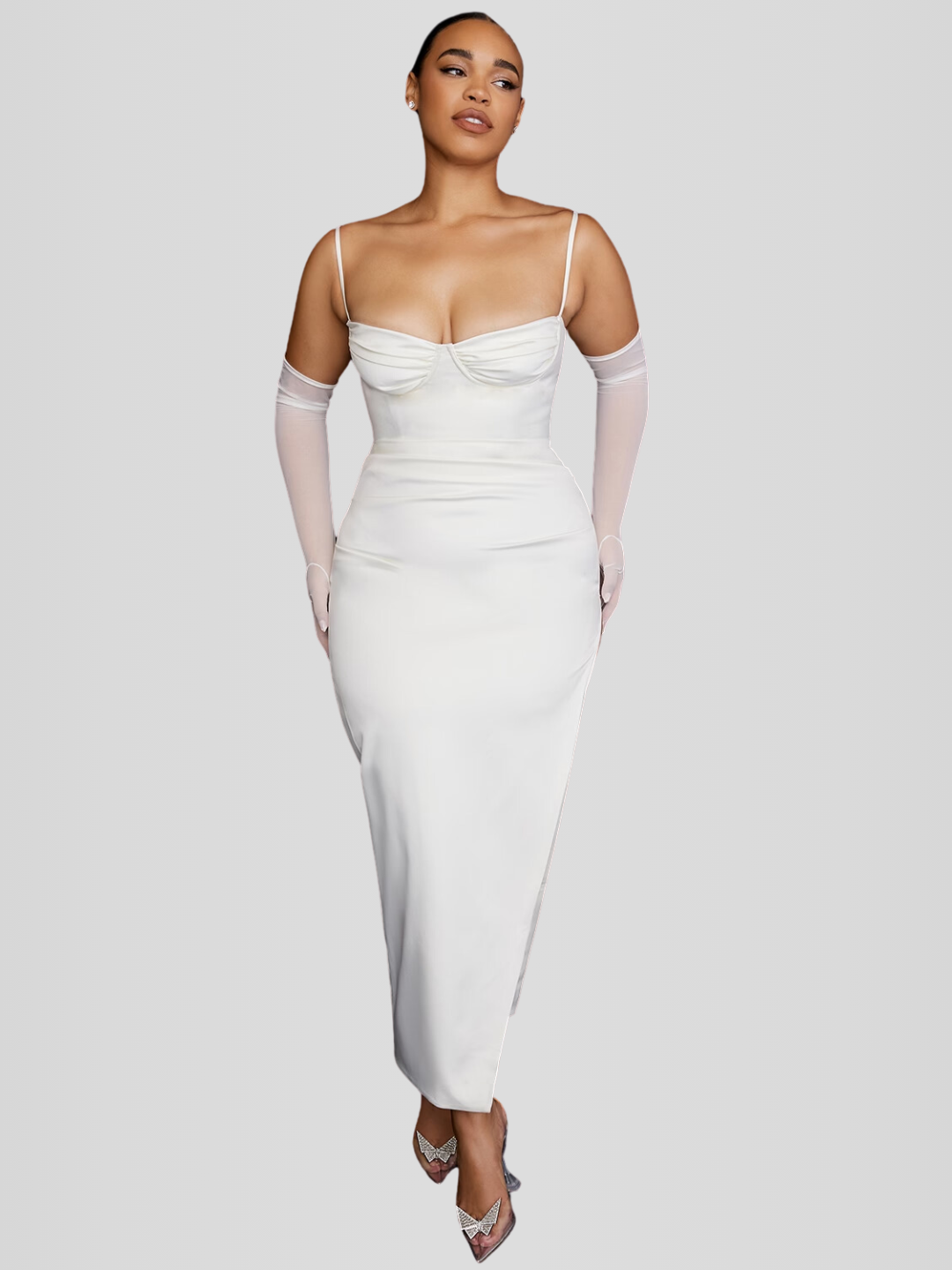 Modelo usando vestido largo blanco de satén estructurado con corset interno, escote firme y abertura lateral. Ideal para eventos formales y bodas.