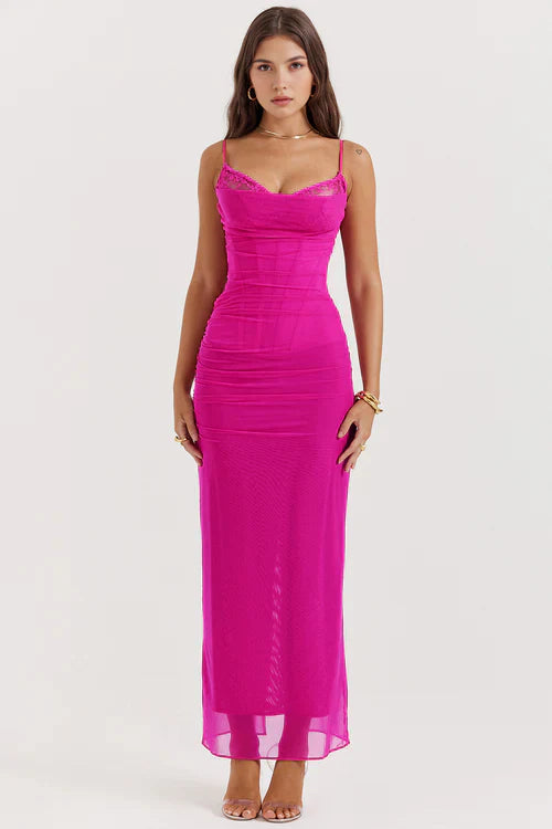 Look femenino con vestido largo rosa con corset y encaje. Ideal para fiestas elegantes o eventos especiales.