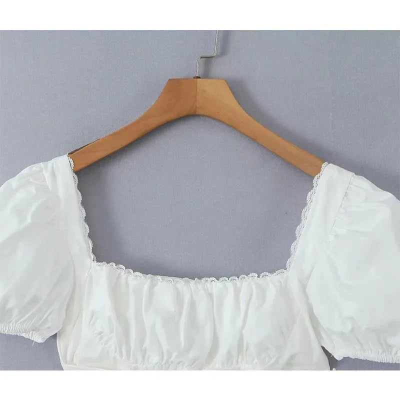 Modelo usando corset blanco de algodón con mangas bufantes – Veliara