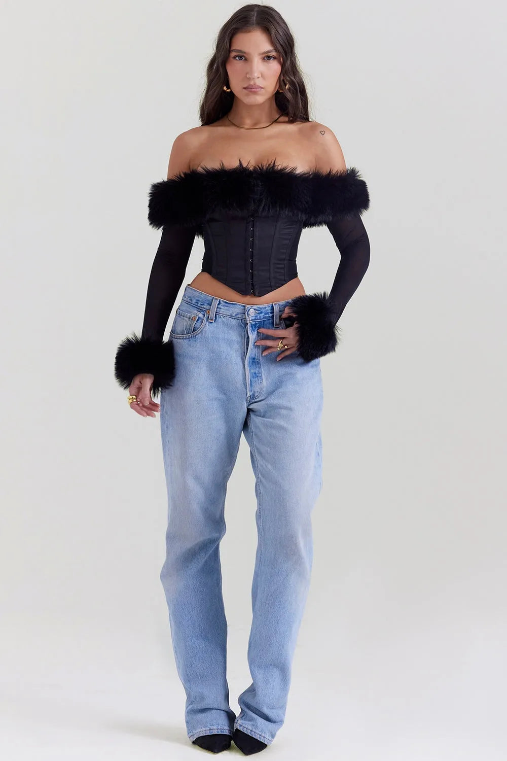 Modelo usando el Corset Negro con Mangas Largas Ryana de VELIARA