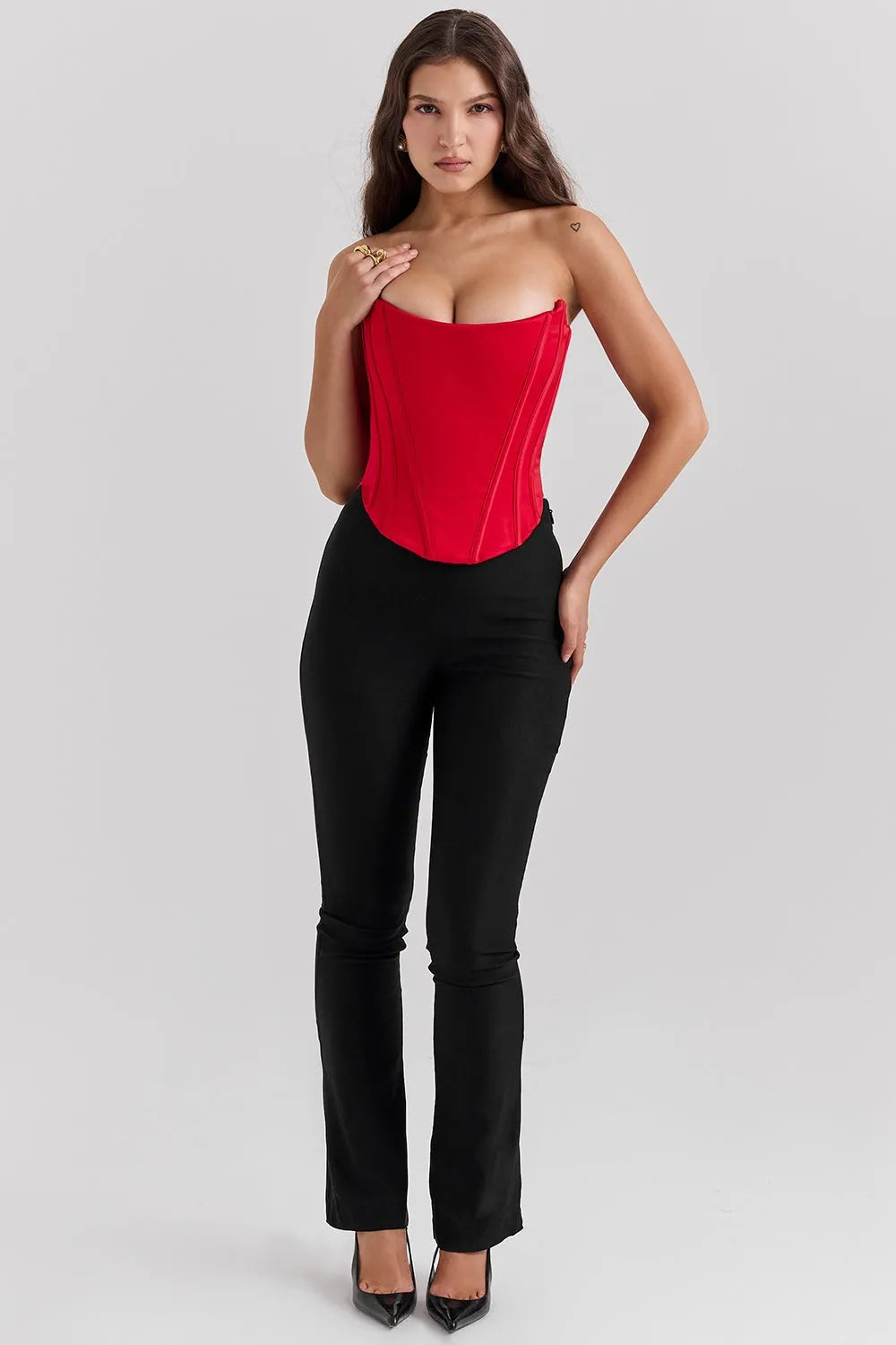 Modelo usando corset rojo elegante con estructura moldeadora