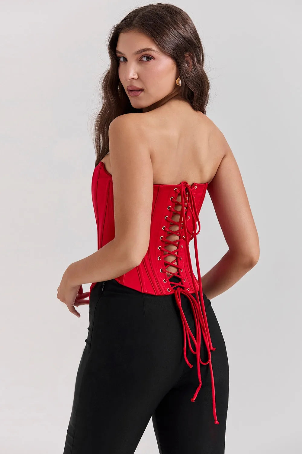 Modelo usando corset rojo elegante con estructura moldeadora