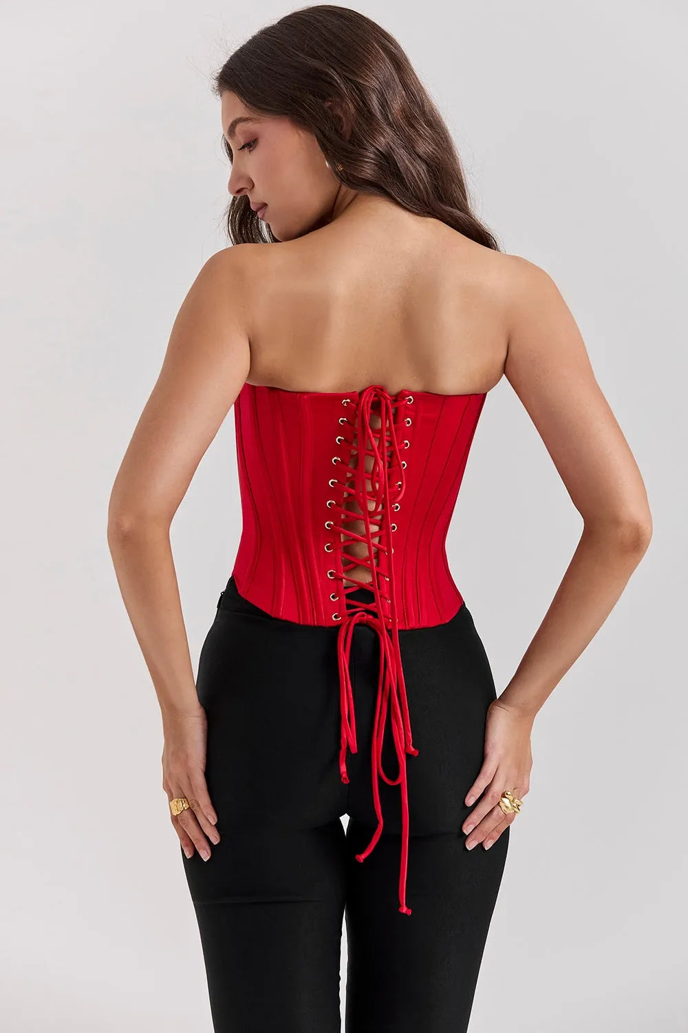 Modelo usando corset rojo elegante con estructura moldeadora