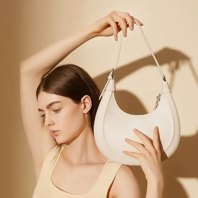 Bolso hobo minimalista blanco elegante de cuero legítimo – Modelo Elara
