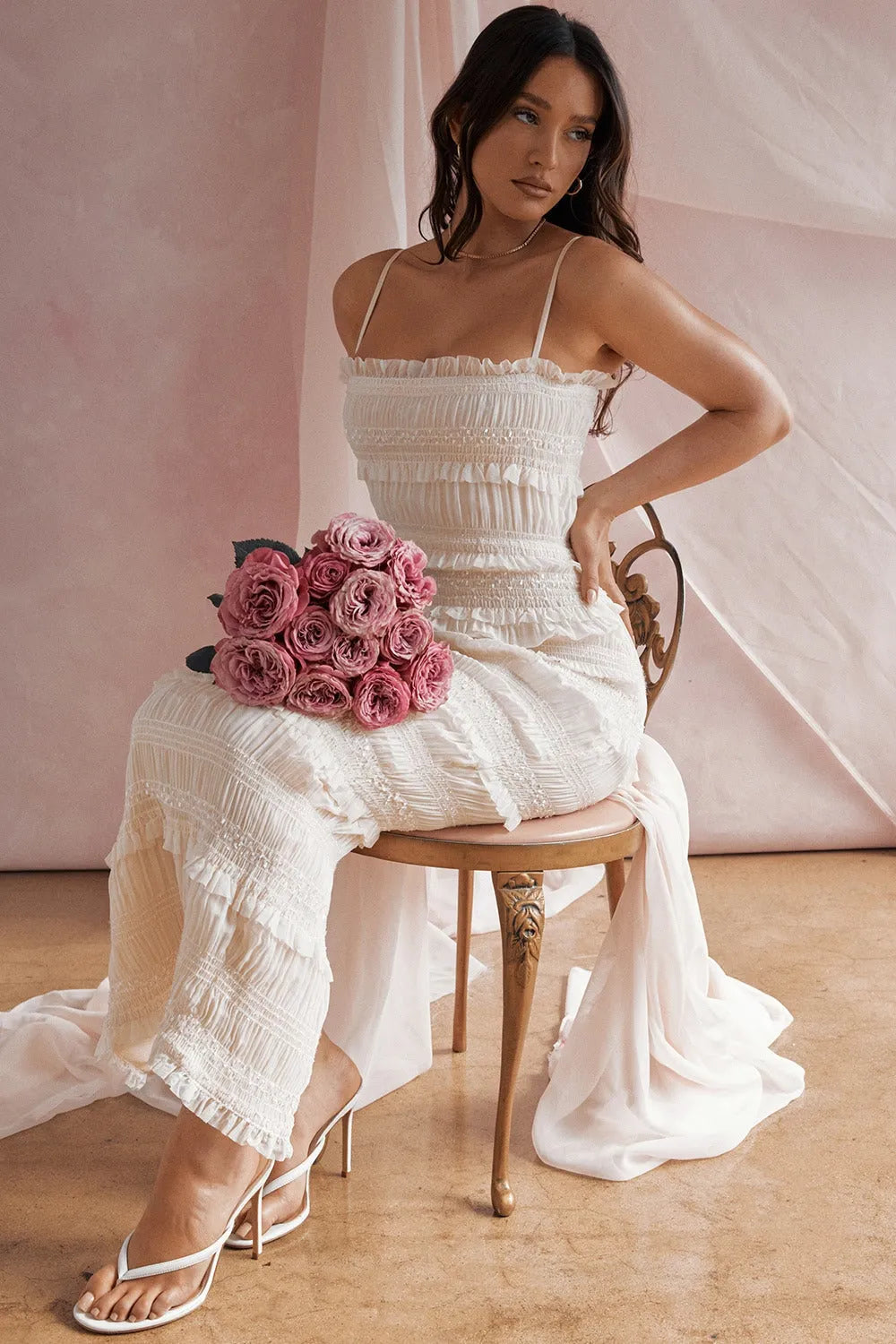 Modelo usando vestido blanco largo elegante con tirantes, ideal para boda civil