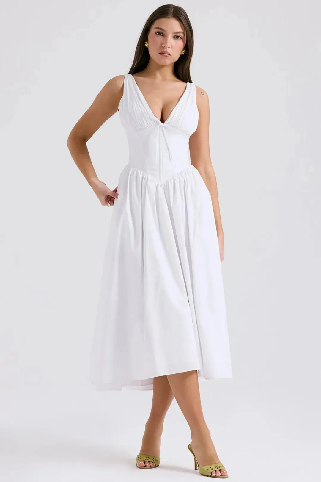 Modelo usando vestido blanco midi con escote profundo y corset – ideal para boda civil