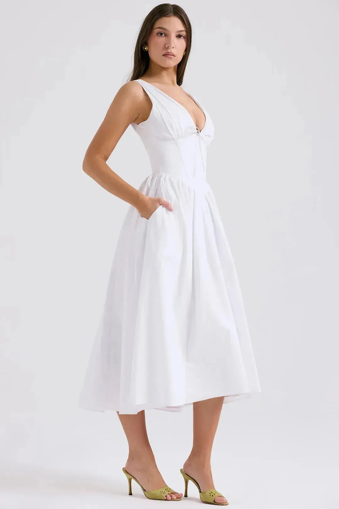 Modelo usando vestido blanco midi con escote profundo y corset – ideal para boda civil