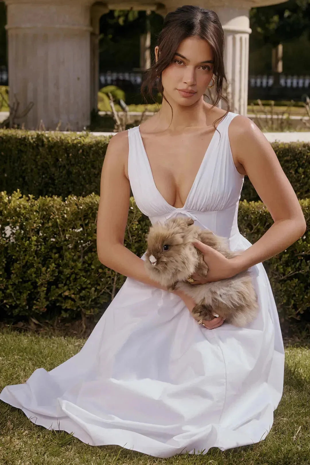 Modelo usando vestido blanco midi con escote profundo y corset – ideal para boda civil