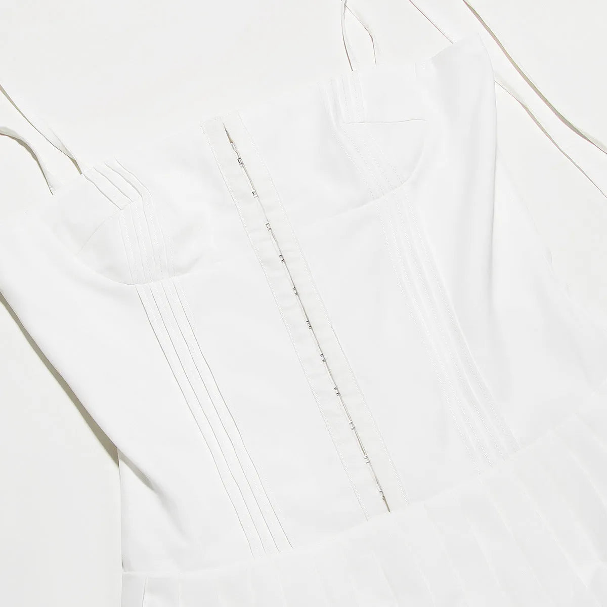 Modelo usando vestido corto blanco sencillo para boda civil – Amélie Fleur