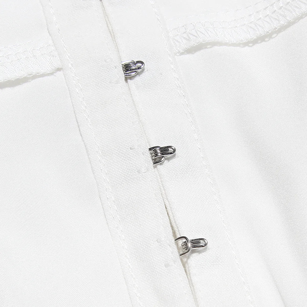 Modelo usando vestido corto blanco sencillo para boda civil – Amélie Fleur