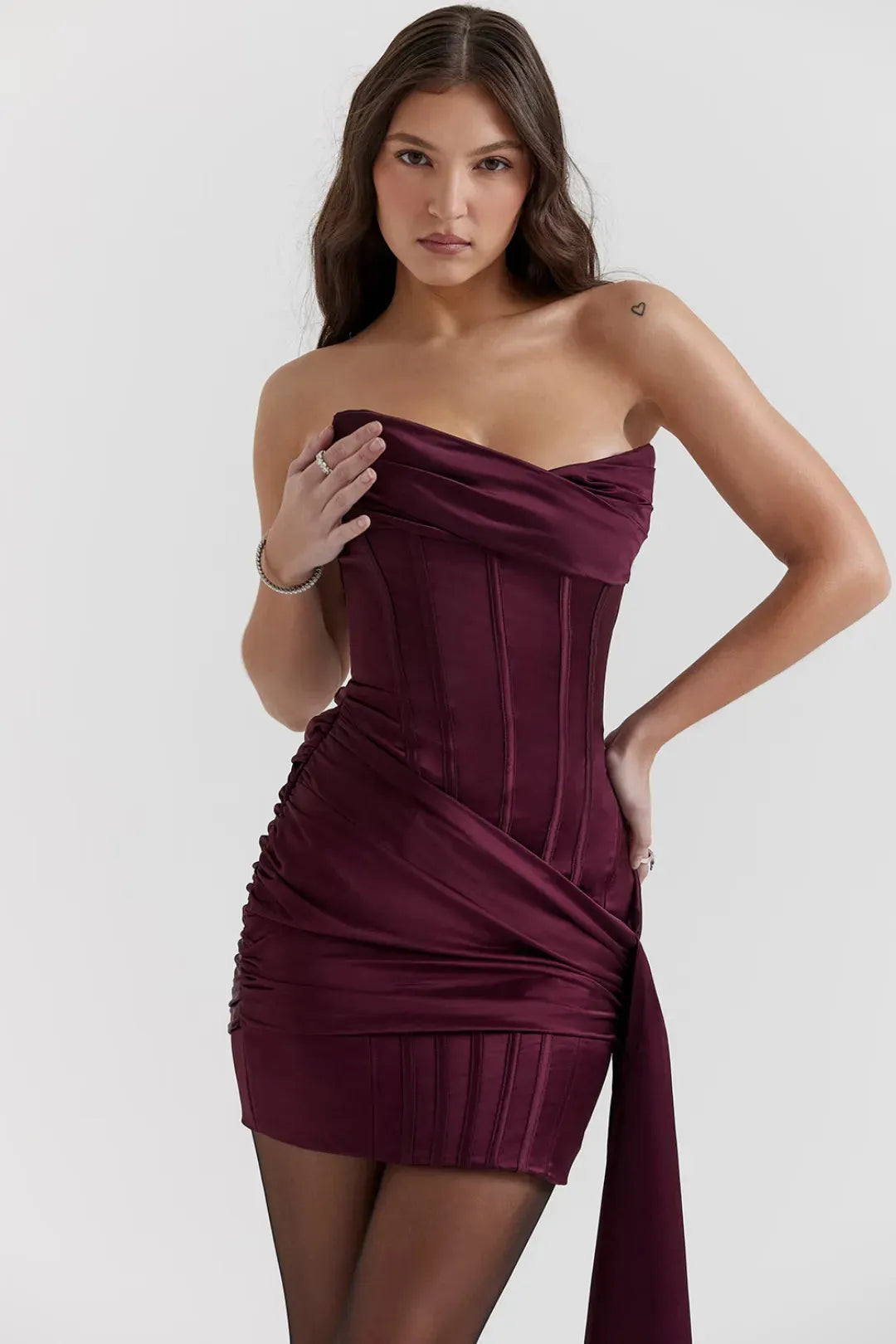 Modelo usando vestido corto elegante vino con corset