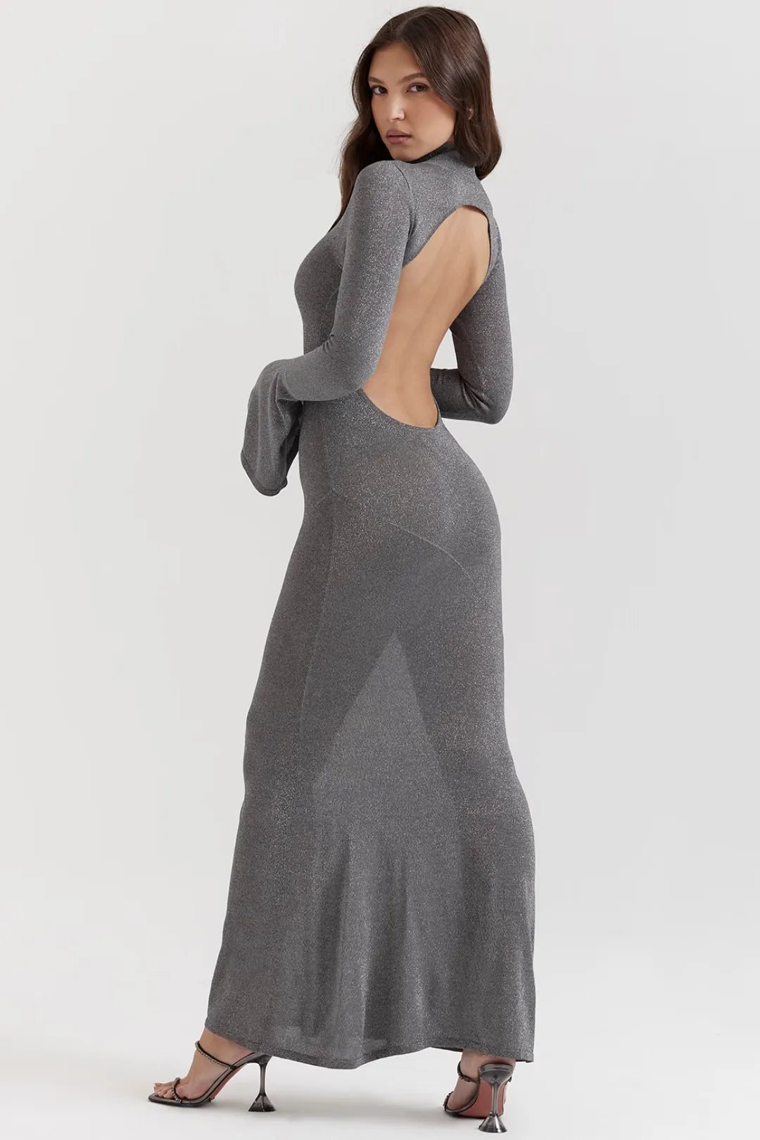 Modelo usando vestido largo gris con acabado metálico y silueta sofisticada – Sancha