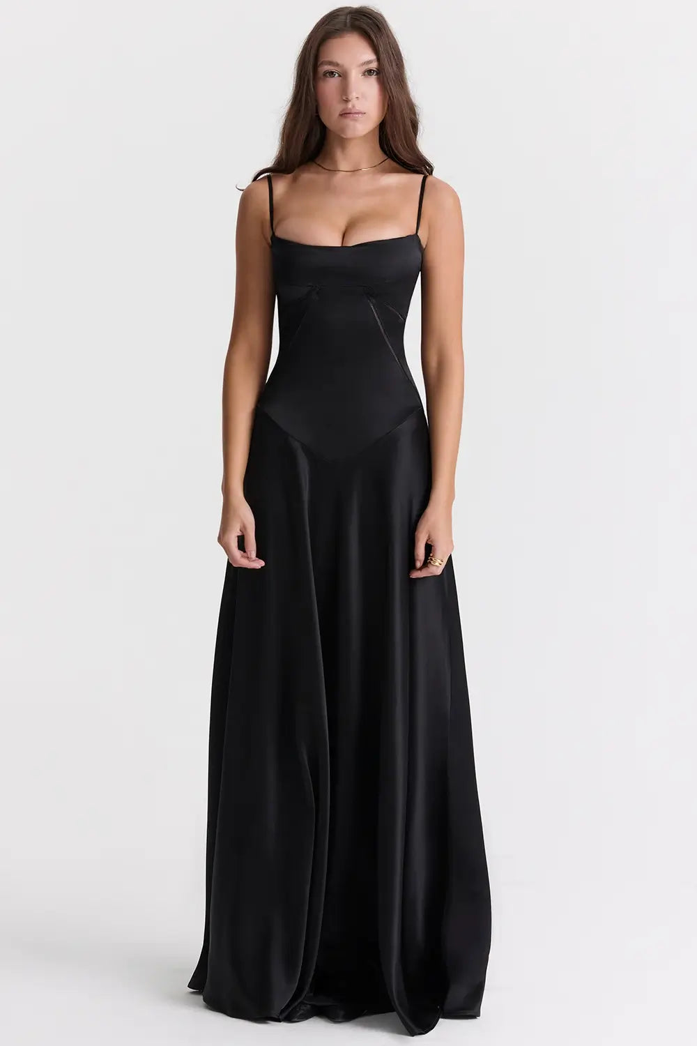 Vestido largo negro elegante para mujer con espalda descubierta y detalle de encaje delicado, ideal para bodas, fiestas formales, cenas especiales y eventos de noche. El modelo Mavie de Veliara está confeccionado en una tela de caída fluida que se adapta al cuerpo con suavidad, realzando la silueta sin apretar. Su escote recto y diseño sin tirantes ofrecen un look sofisticado y sensual, mientras que el encaje en la espalda añade un toque de romanticismo moderno.