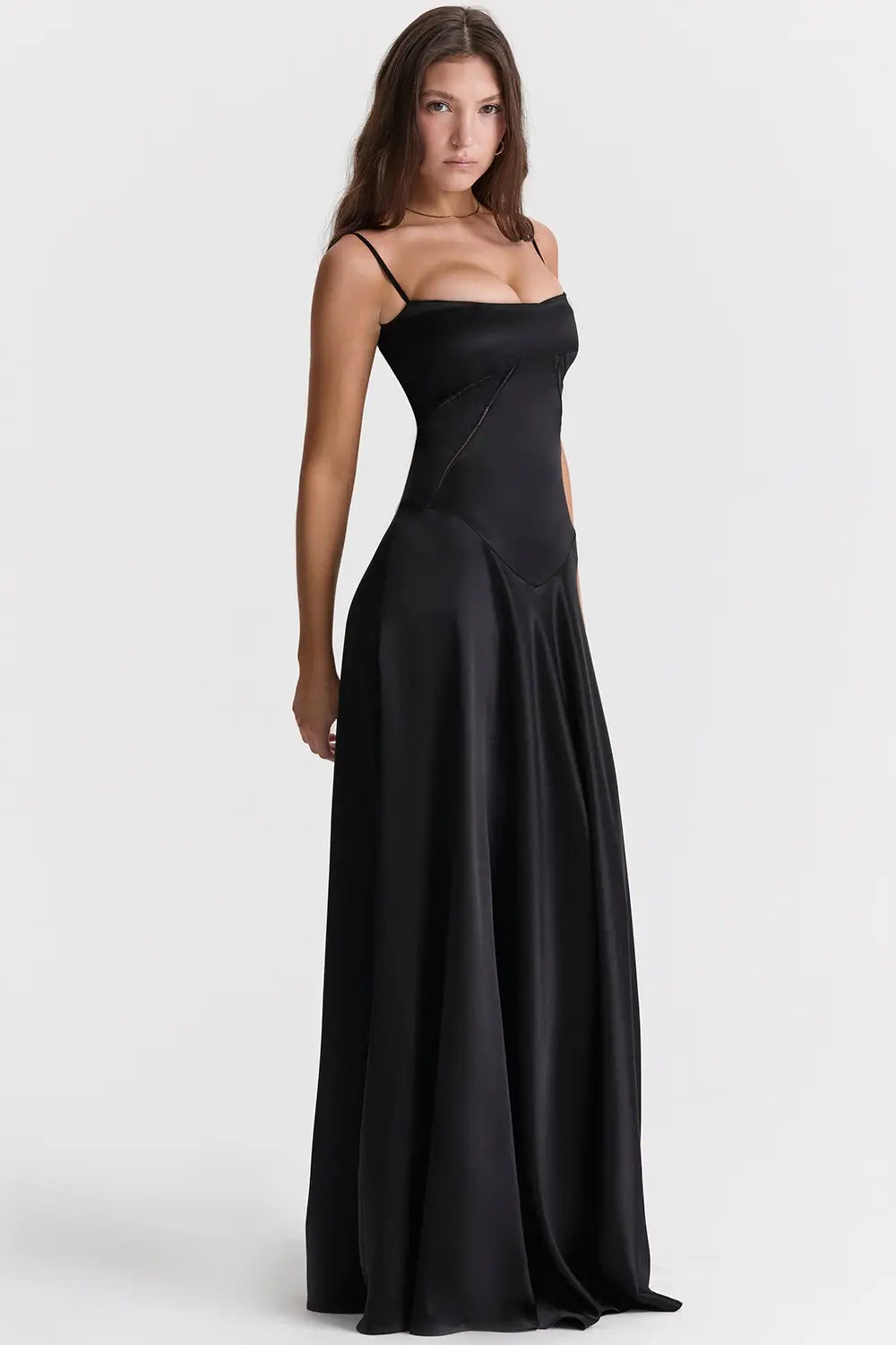 Vestido largo negro elegante para mujer con espalda descubierta y detalle de encaje delicado, ideal para bodas, fiestas formales, cenas especiales y eventos de noche. El modelo Mavie de Veliara está confeccionado en una tela de caída fluida que se adapta al cuerpo con suavidad, realzando la silueta sin apretar. Su escote recto y diseño sin tirantes ofrecen un look sofisticado y sensual, mientras que el encaje en la espalda añade un toque de romanticismo moderno.