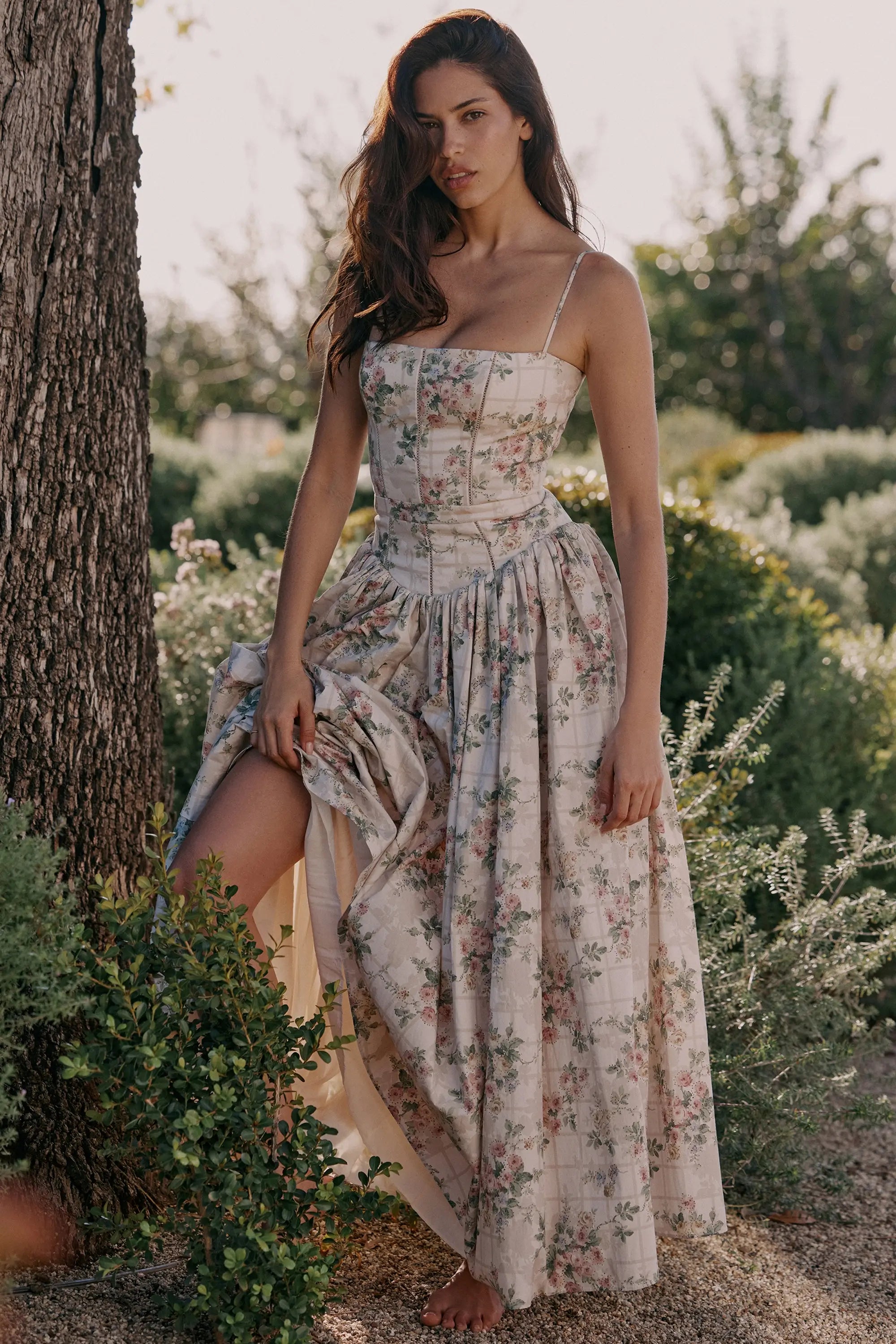 Modelo usando el Vestido Izzie en color Crema Vintage – corset estructurado y estampado delicado