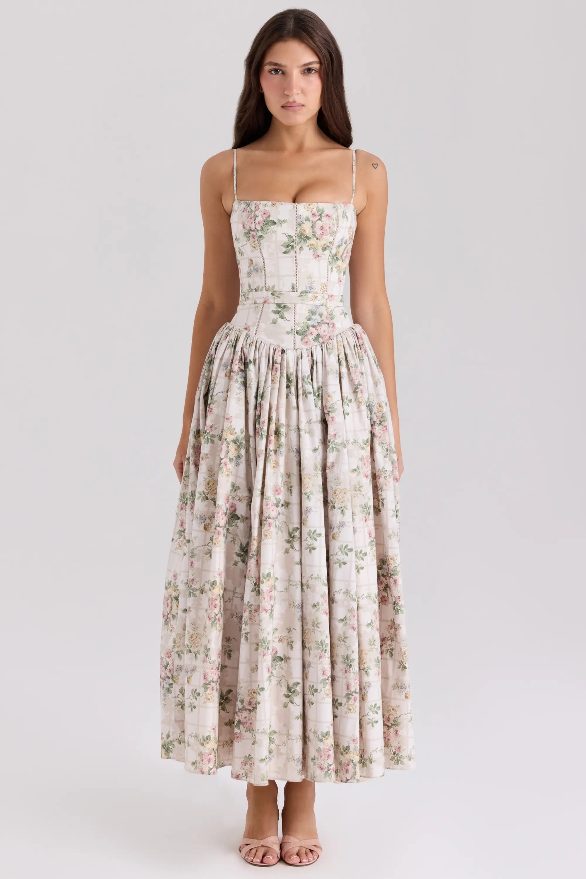 Modelo usando el Vestido Izzie en color Crema Vintage – corset estructurado y estampado delicado