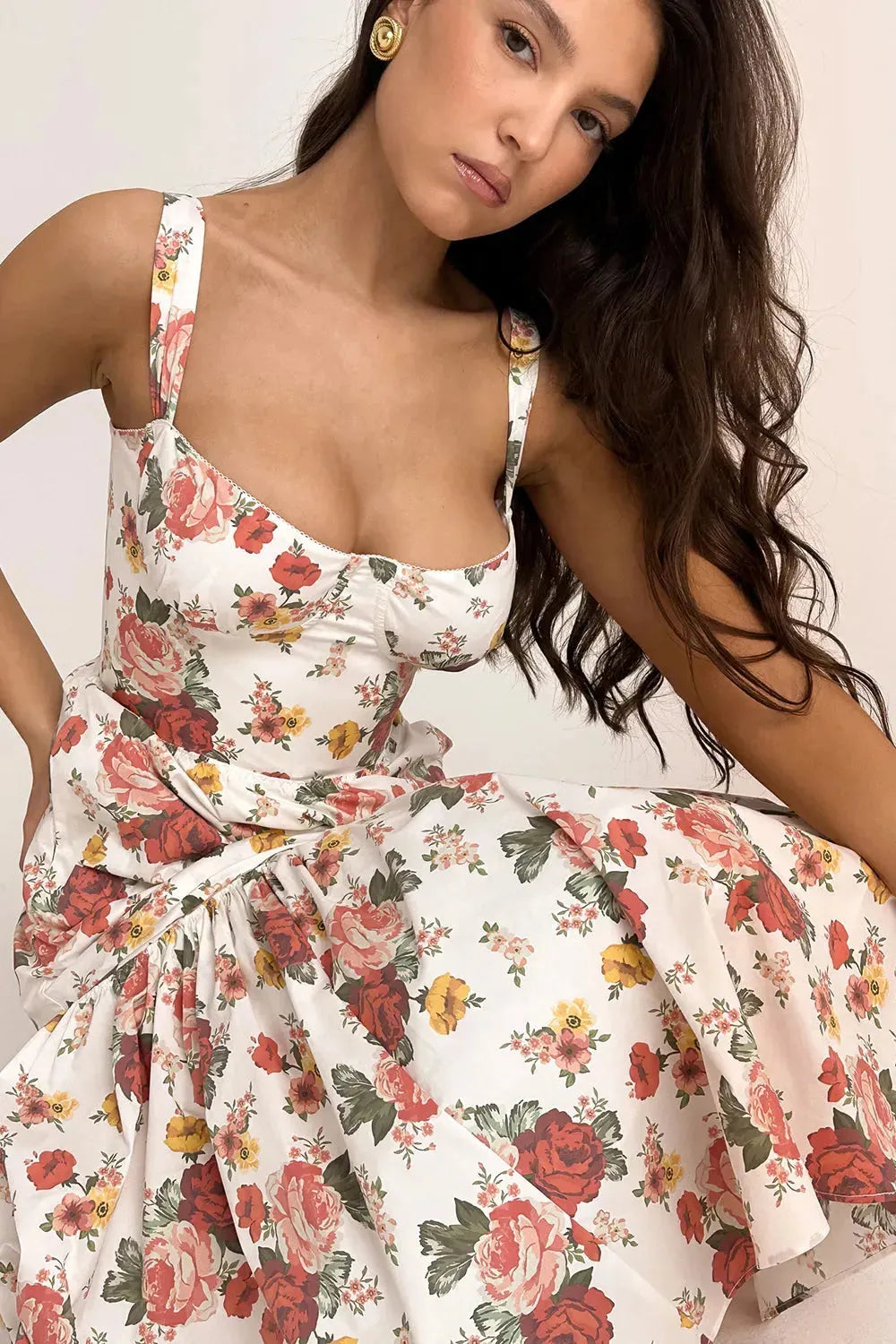 Modelo usando vestido midi floral con corset