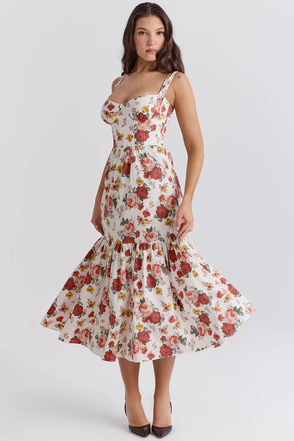 Modelo usando vestido midi floral con corset