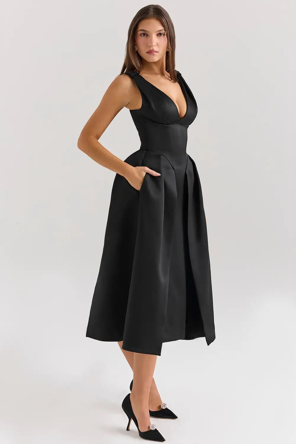 Modelo usando vestido midi elegante negro de satén plisado – vestido para fiesta y noche formal