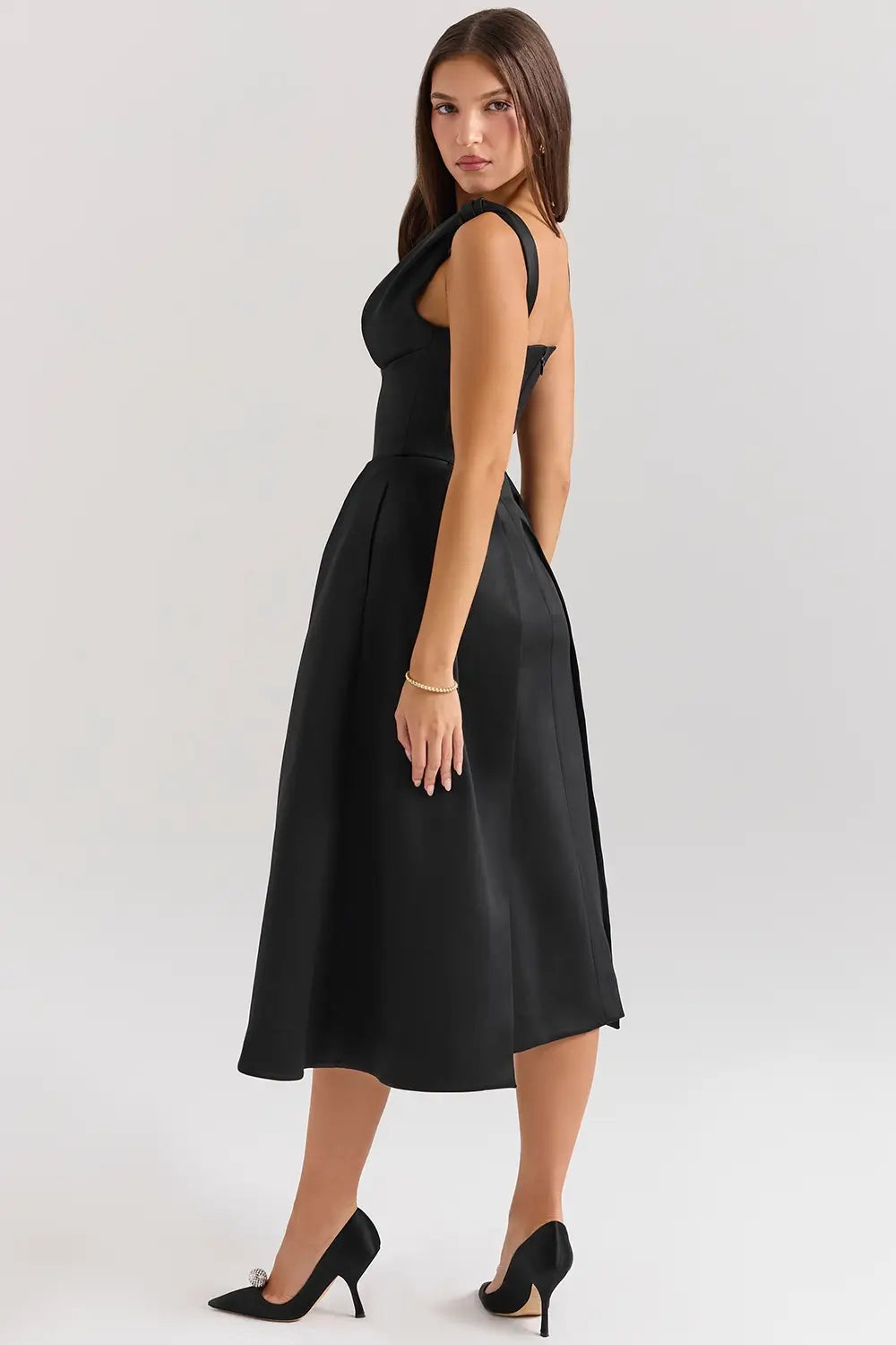 Modelo usando vestido midi elegante negro de satén plisado – vestido para fiesta y noche formal