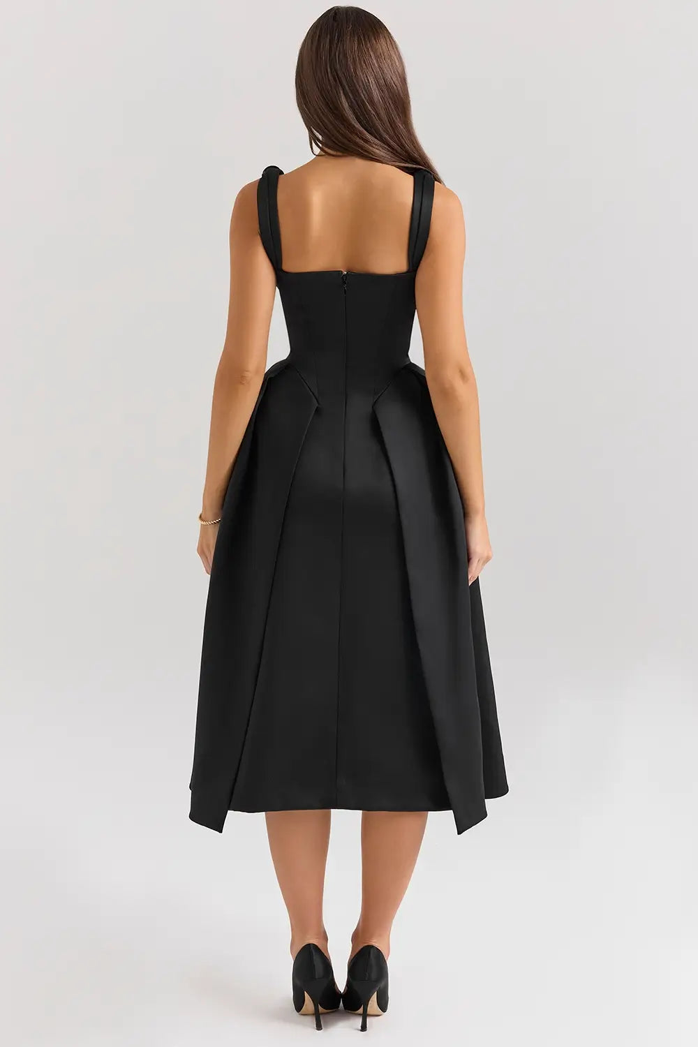 Modelo usando vestido midi elegante negro de satén plisado – vestido para fiesta y noche formal