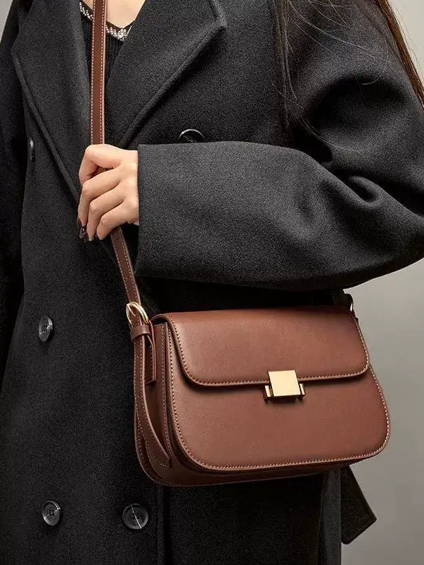 Bolso de hombro café en uso con abrigo – Modelo Marcele