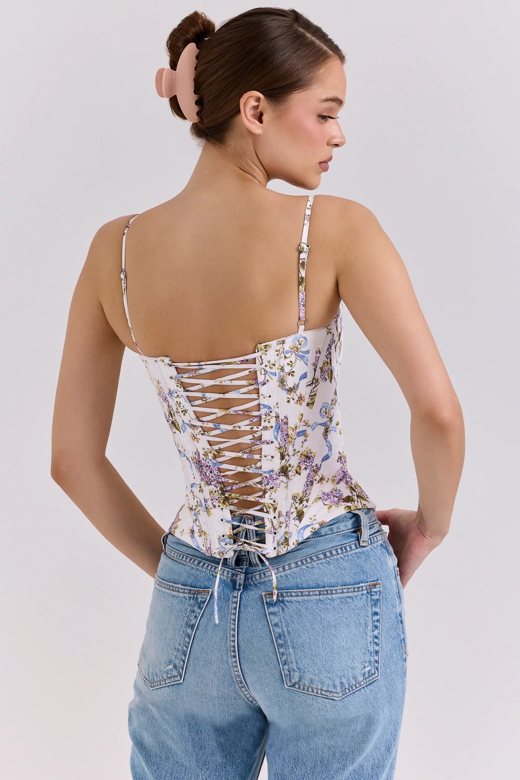 Modelo usando el Corset Selene Floral Lavanda – corset blanco con flores lilas y arabescos azul