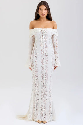 Vestido largo elegante para mujer con encaje floral vintage, diseño off-shoulder con escote corazón, mangas largas y abertura frontal. Ideal como vestido de gala, vestido para boda o vestido de noche sofisticado. El corte favorece la silueta femenina con un estilo romántico y moderno. Perfecto para invitadas de boda, cenas formales y eventos especiales. Vestido con forro completo y acabado premium, perteneciente a la colección edición limitada de Veliara.