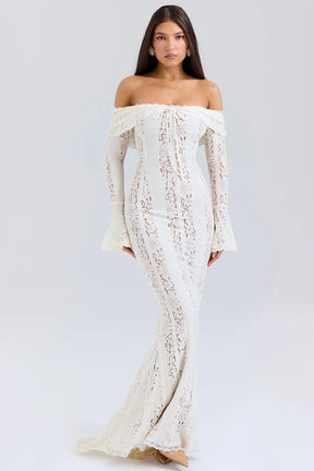 Vestido largo elegante para mujer con encaje floral vintage, diseño off-shoulder con escote corazón, mangas largas y abertura frontal. Ideal como vestido de gala, vestido para boda o vestido de noche sofisticado. El corte favorece la silueta femenina con un estilo romántico y moderno. Perfecto para invitadas de boda, cenas formales y eventos especiales. Vestido con forro completo y acabado premium, perteneciente a la colección edición limitada de Veliara.