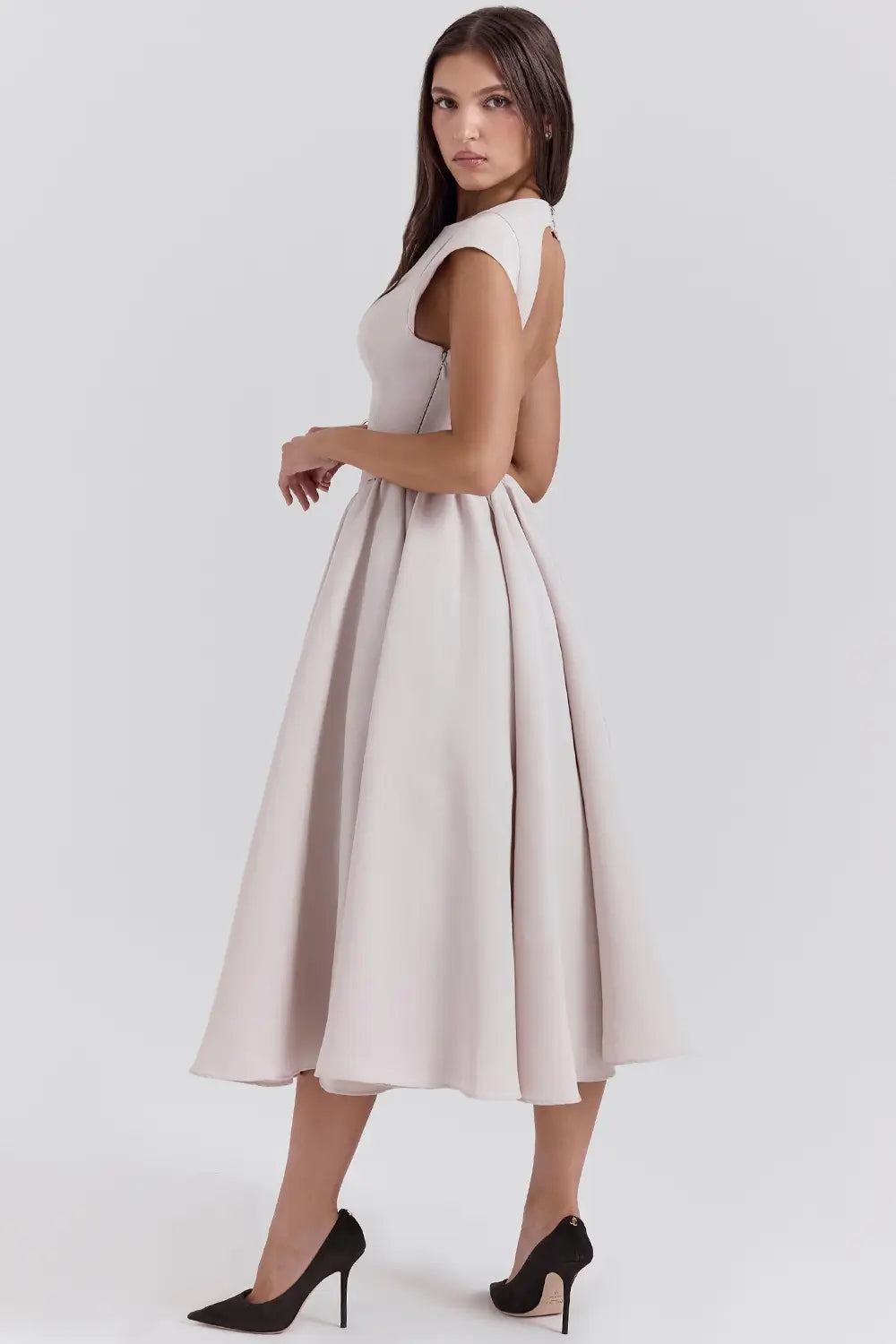 Vestido midi elegante
Vestido de fiesta midi
Vestido con abertura lateral
Vestido color beige
Vestido con tirantes finos
Moda femenina elegante
Vestido para eventos formales
Vestido de cóctel midi
Veliara
Veliaramx