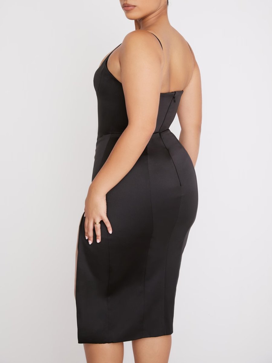 Modelo usando el vestido midi Lindsey de satén negro con tirantes finos, escote cuadrado y caída fluida. Diseño elegante y minimalista ideal para bodas o eventos especiales. Tejido con brillo sutil y ajuste que estiliza la silueta.
