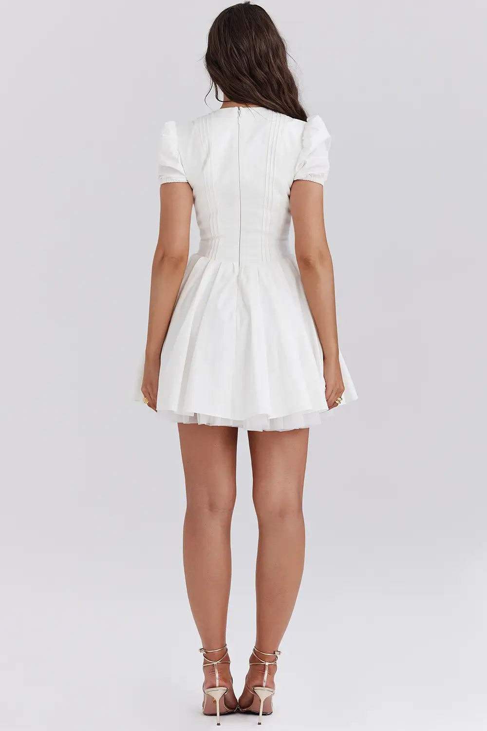 vestido mini blanco, vestido plisado corto, vestido romántico, vestido floral primavera, vestido con mangas princesa, vestido estampado vintage, vestido corto elegante, vestido para brunch, vestido con vuelo, vestido floral para mujer joven, vestido veraniego, vestido fresco y femenino, vestido floral con falda con movimiento, vestido floral para sesión de fotos, vestido para paseo de fin de semana, vestido de flores estilo europeo, vestido cómodo para clima cálido, vestido con caída suave, vestido casual e