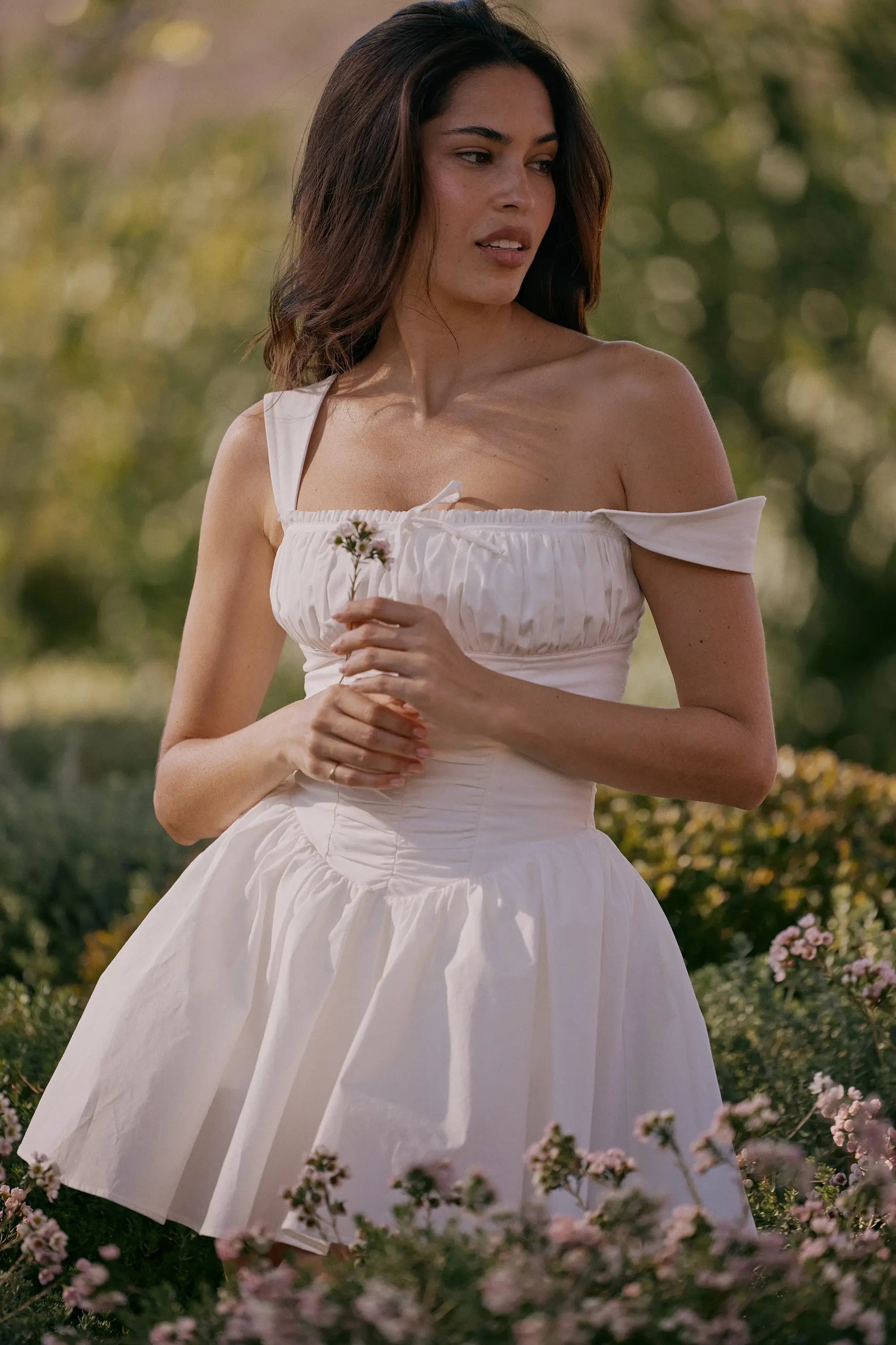 Modelo usando el Vestido Colette Blanco – diseño limpio y estructurado, sin espalda