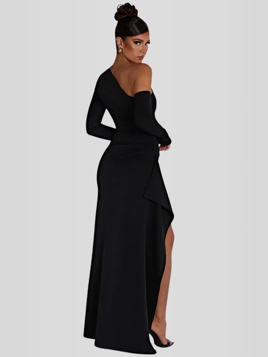 Modelo usando vestido largo negro de noche con manga larga, escote recto y corte ajustado tipo sirena. Elegancia atemporal para eventos especiales.
