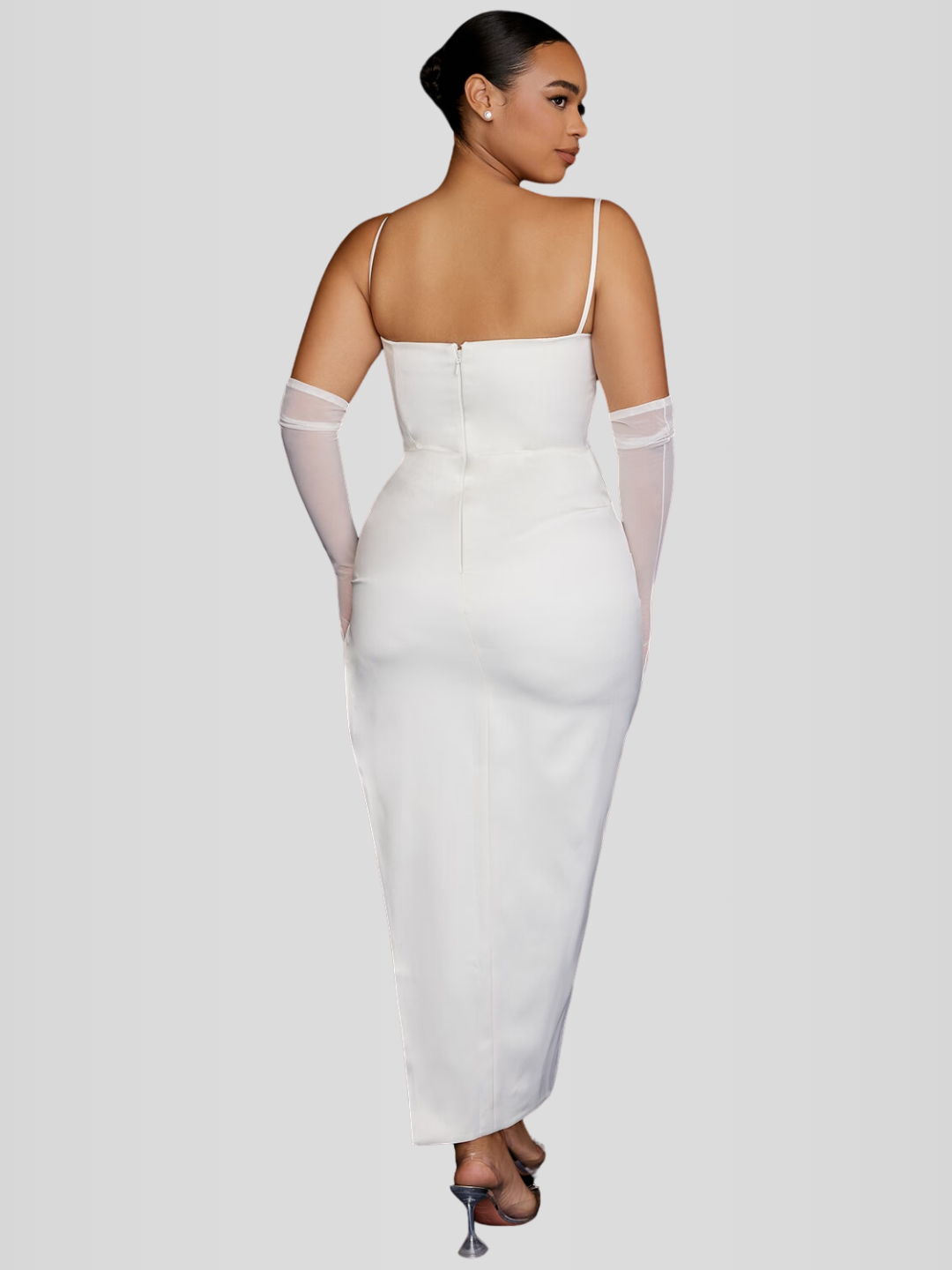 Modelo usando vestido largo blanco de satén estructurado con corset interno, escote firme y abertura lateral. Ideal para eventos formales y bodas.
