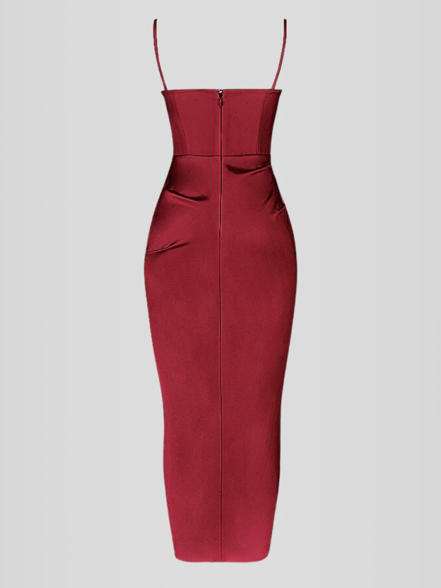 Modelo usando vestido largo color vino de satén con brillo sutil, corset con varillas y falda con abertura. Corte elegante que moldea la silueta.
