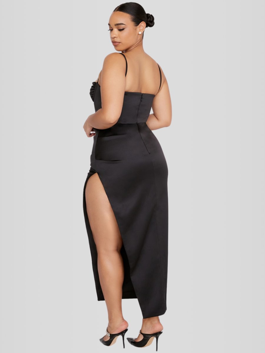 Modelo usando vestido largo negro de satén duquesa con corset interno, escote estructurado y abertura lateral. Diseño elegante, entallado y sofisticado.
