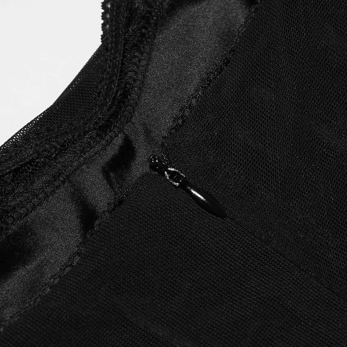 Vestido largo negro con encaje y corset estructurado, ideal para gala o eventos formales. Diseño elegante con mangas largas.